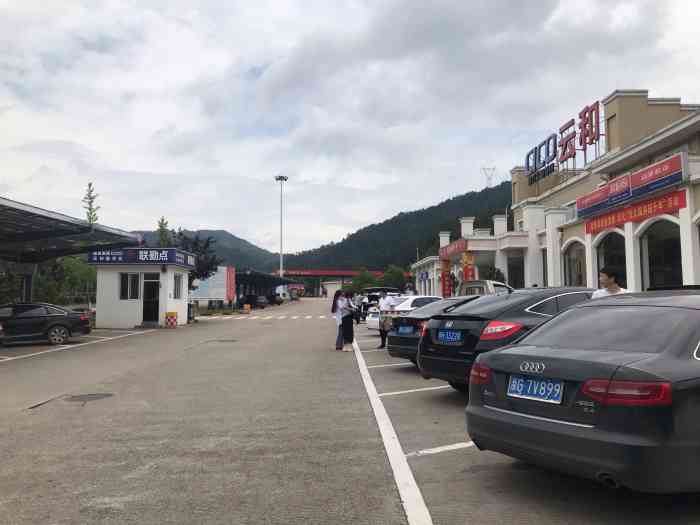 云和服务区停车场-"靠近服务区的时候就被外观设计深深吸引了,.