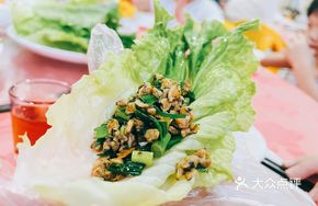Lettuce Wraps with Clams