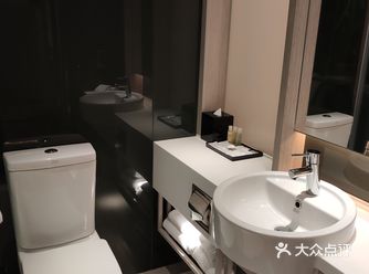 来之前看评论就知道酒店是在一个坡上，香港嘛，正常