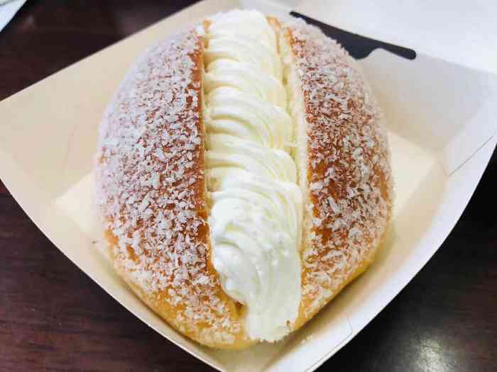 良友冰室-"他们家的脆皮泡芙口感好,里面的奶油新鲜细.