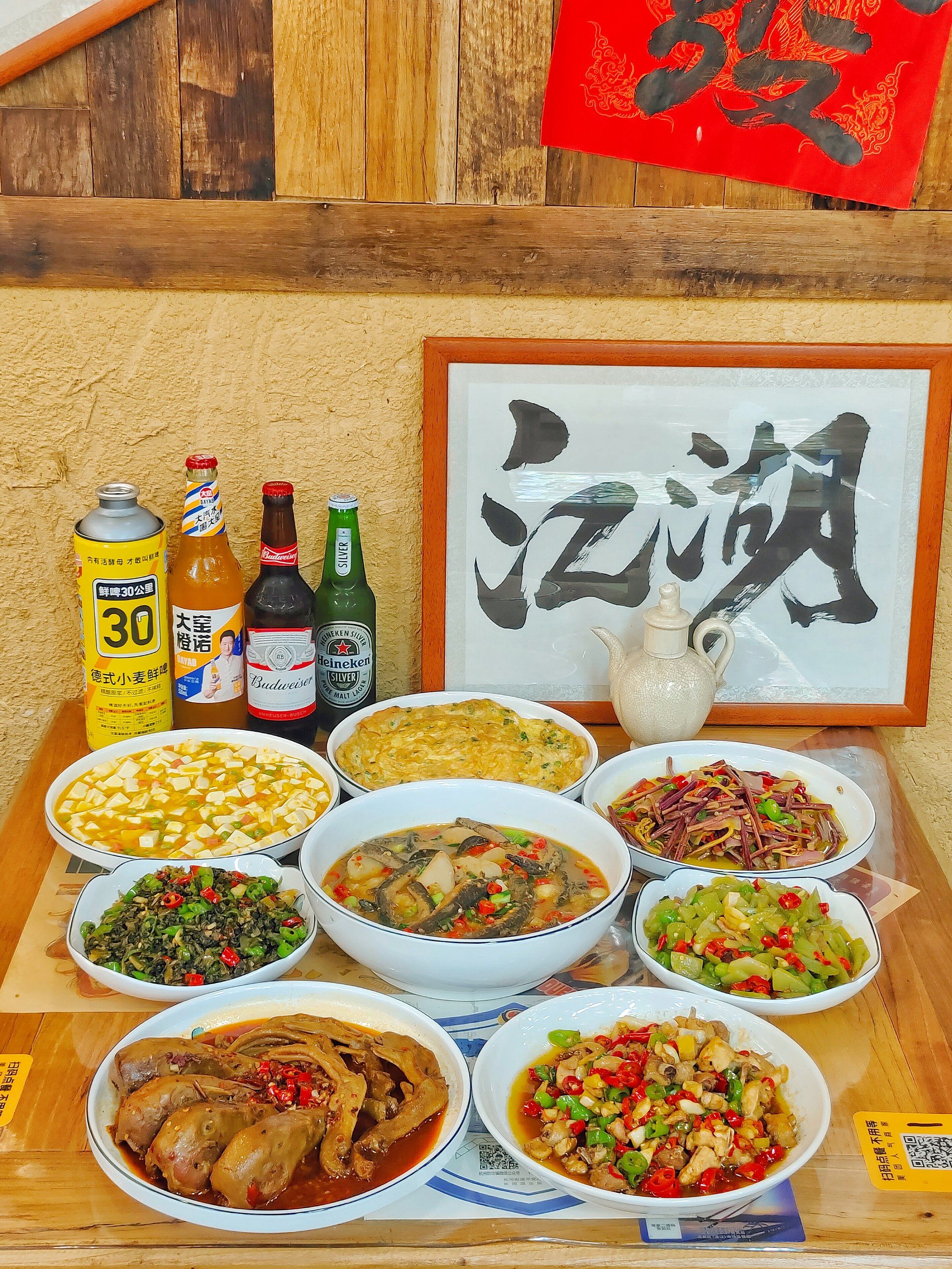 因为他家是衢州土菜,辣辣的,最后用行动表示,直接吃掉一品锅饭!