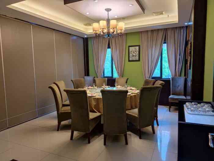 菜的口味不错,服务热情,推荐黑豆腐,熏鱼,价格不贵