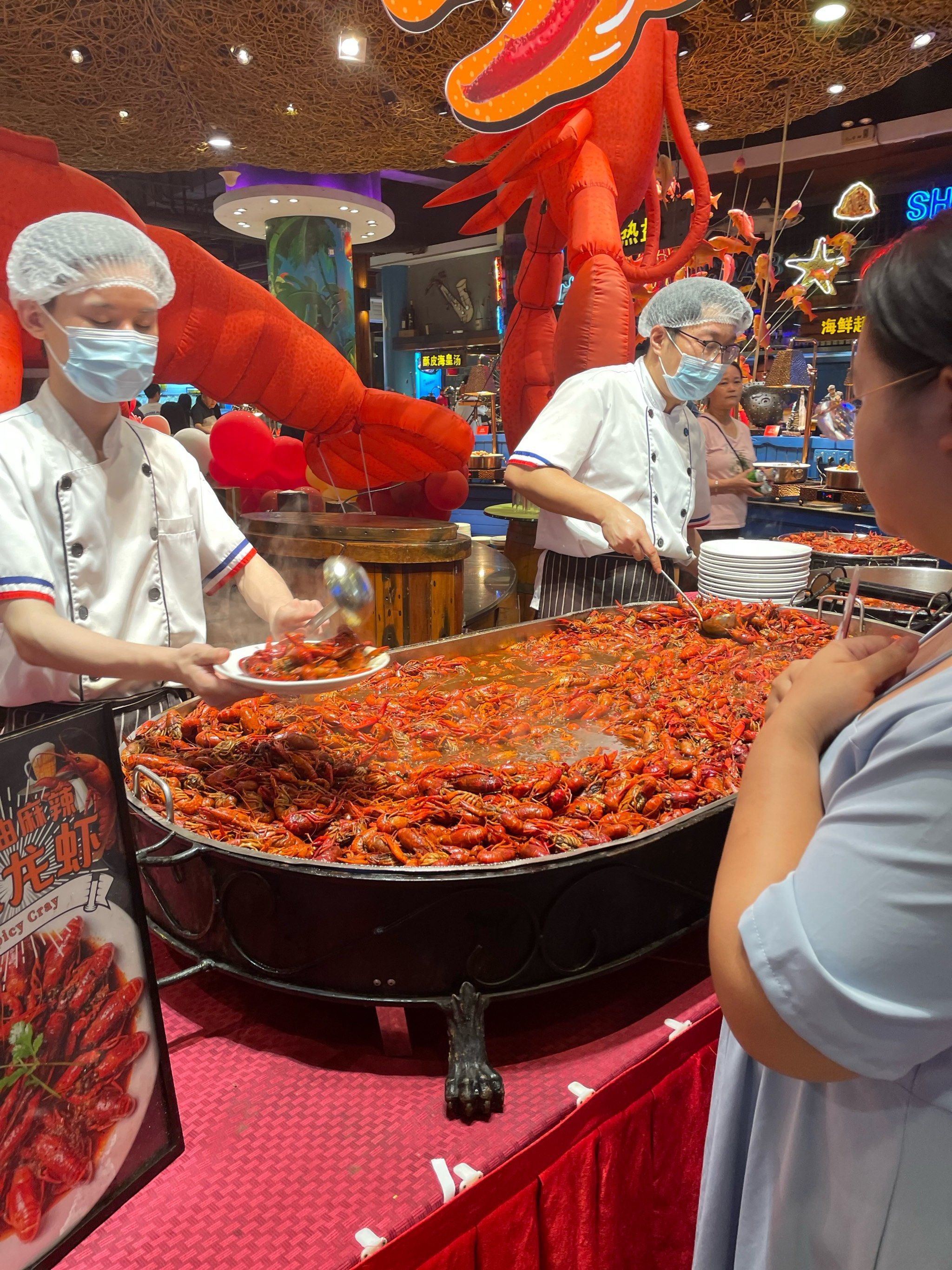 来广州四海一家自助餐厅实现小龙虾自由啦