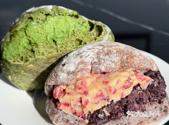 啊呜一口 武汉实体店面包店，不管是布朗尼还是恰巴塔