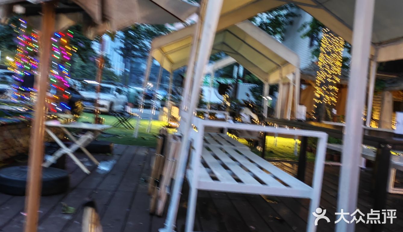 酒水略贵，内部有台球厅，钓虾的地方，空气也很不错