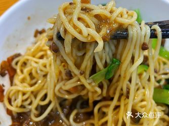 好喜欢这样的面馆有面有菜有市井气