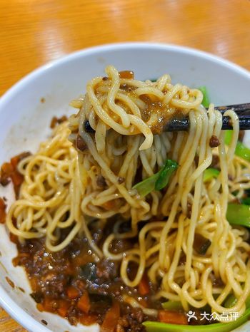 好喜欢这样的面馆有面有菜有市井气