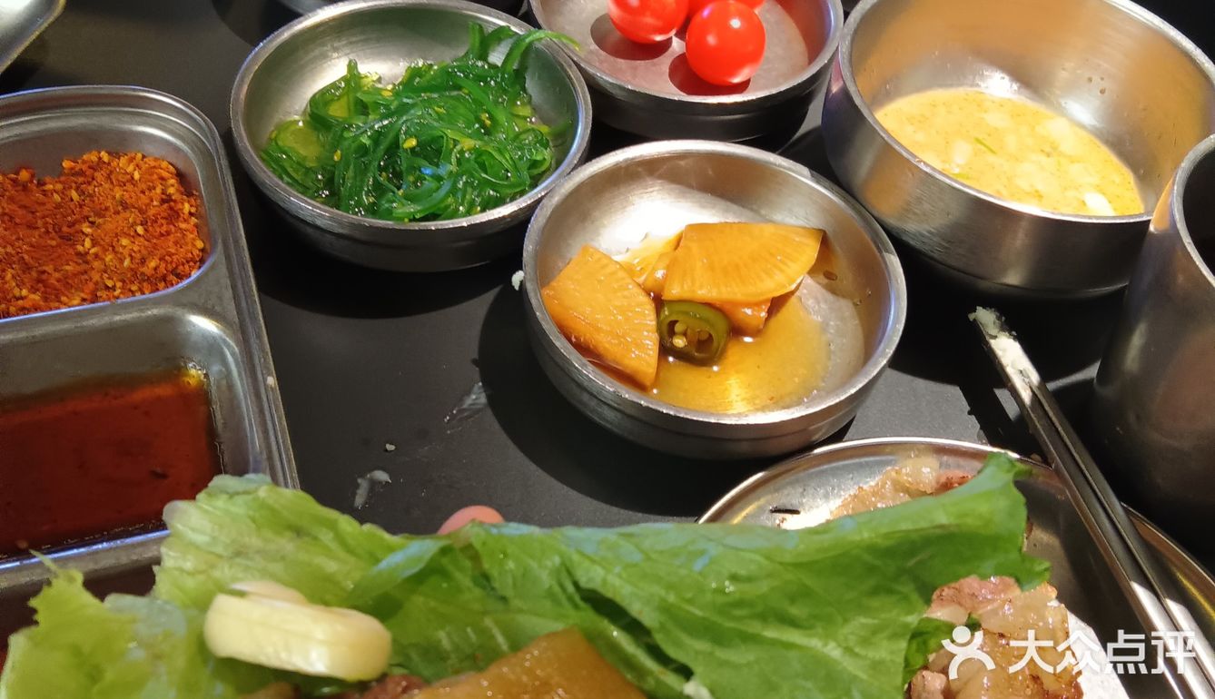 都是免费的。试问哪家烤肉店会这么多的配料给你配烤肉啊喂！