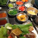 都是免费的。试问哪家烤肉店会这么多的配料给你配烤肉啊喂！