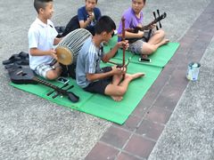 卖艺的小孩-周日夜市