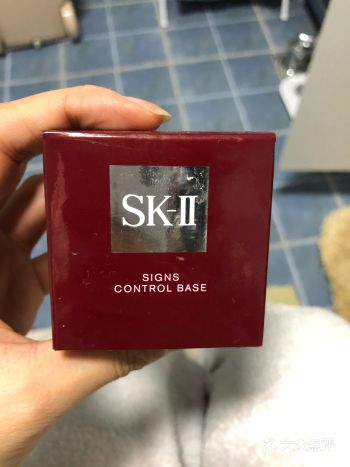 妆前乳能够抚平毛孔，更好的打造平滑的肌肤