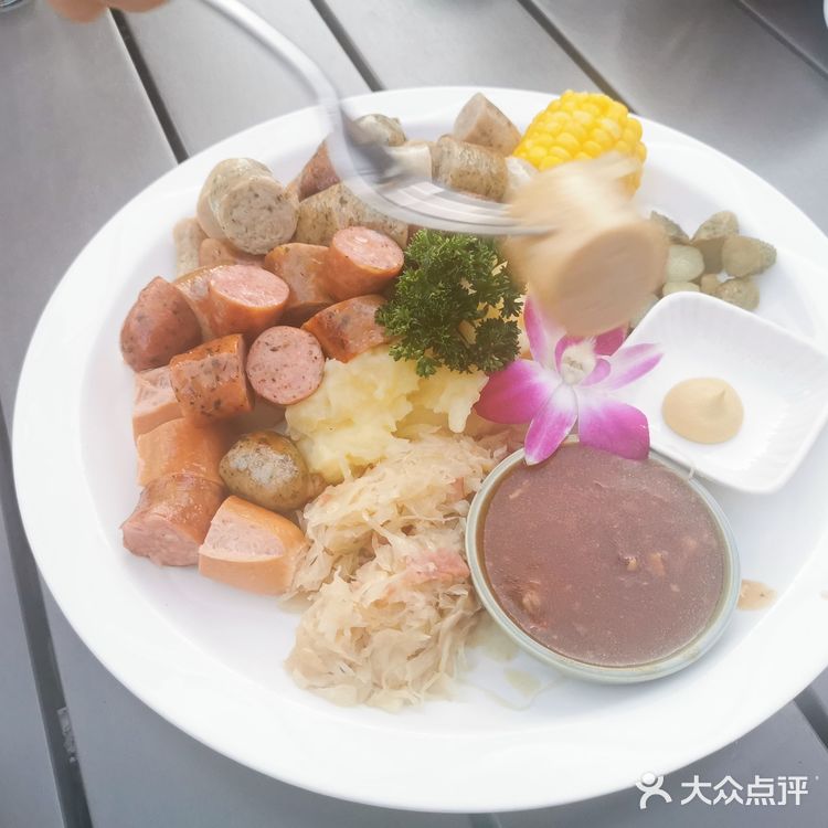 这个季节坐在露台上真的很舒服了。服务