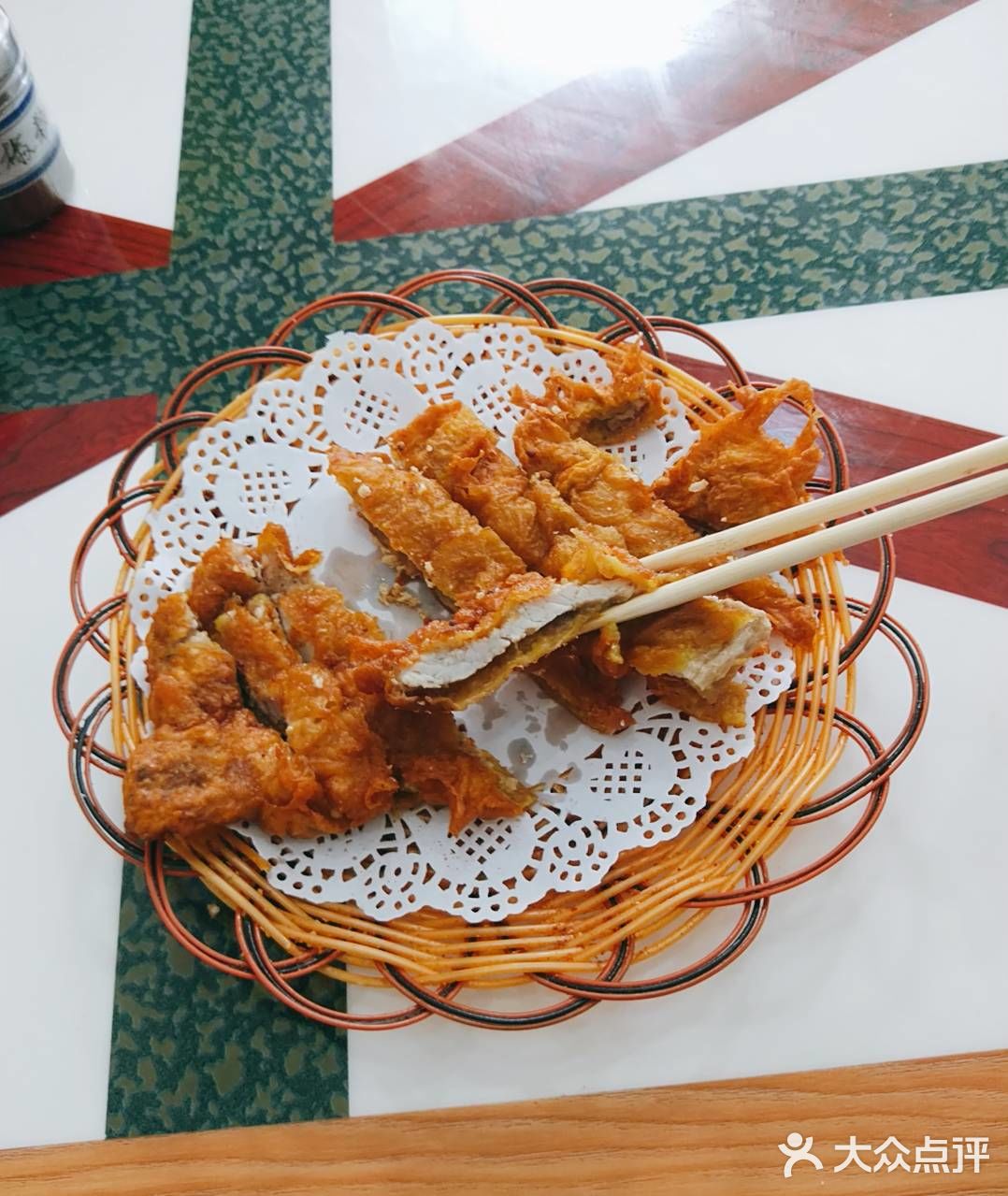腌制好的肉裹上一层面包哦不