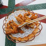 腌制好的肉裹上一层面包哦不