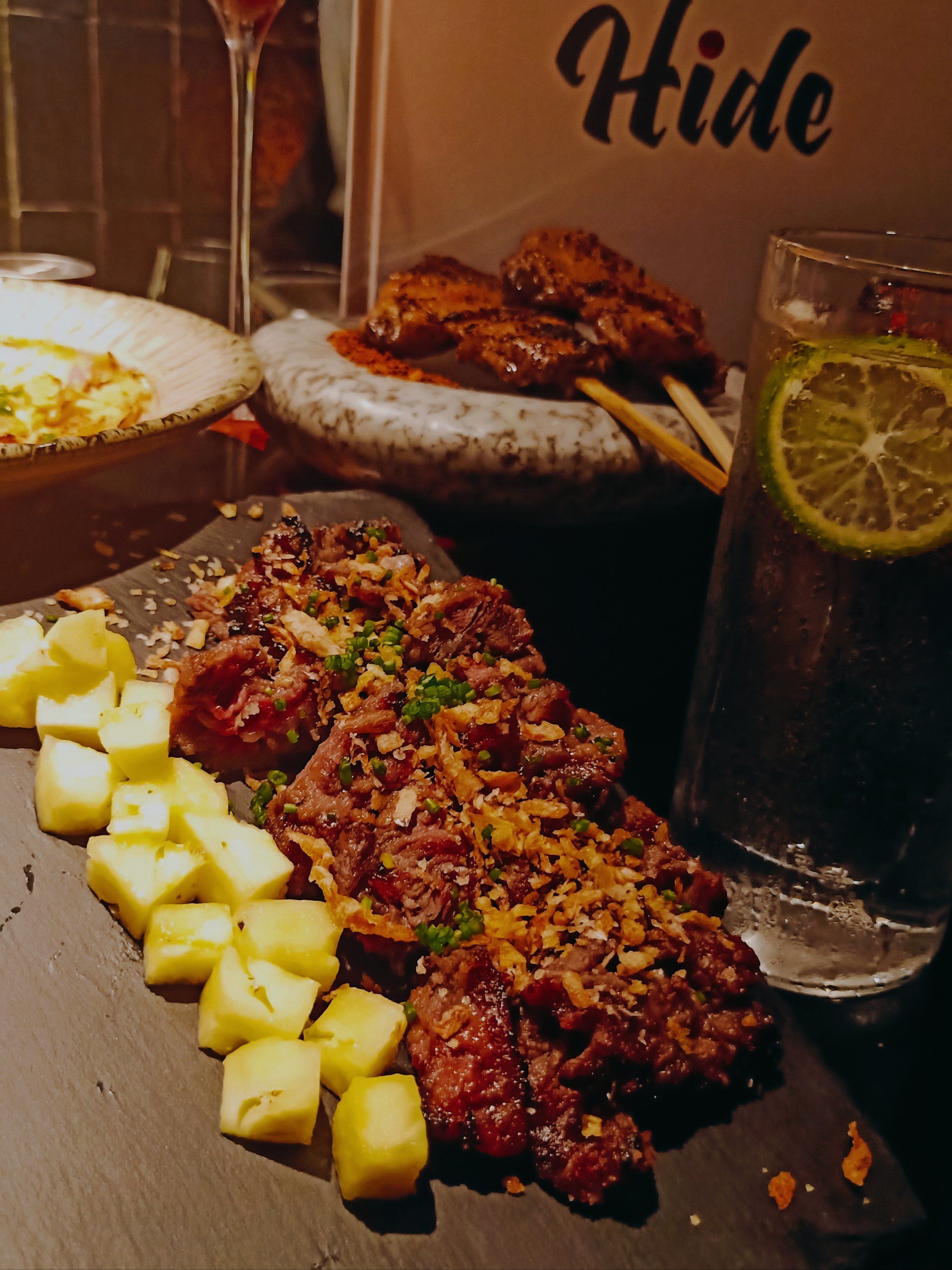 夜晚的烛光与美味佳肴