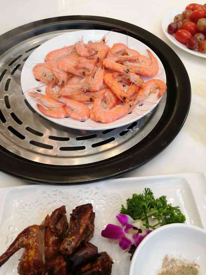 东海湾海鲜城(金龙大道店)-"菜还没有上 先上了个白灼基围虾 先评.