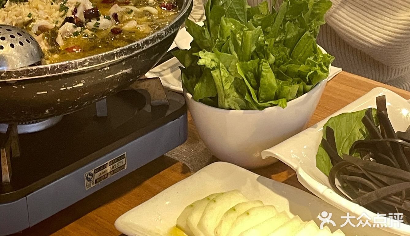 两个女生要了四份素菜一份 一份土豆粉 一份葱油饼