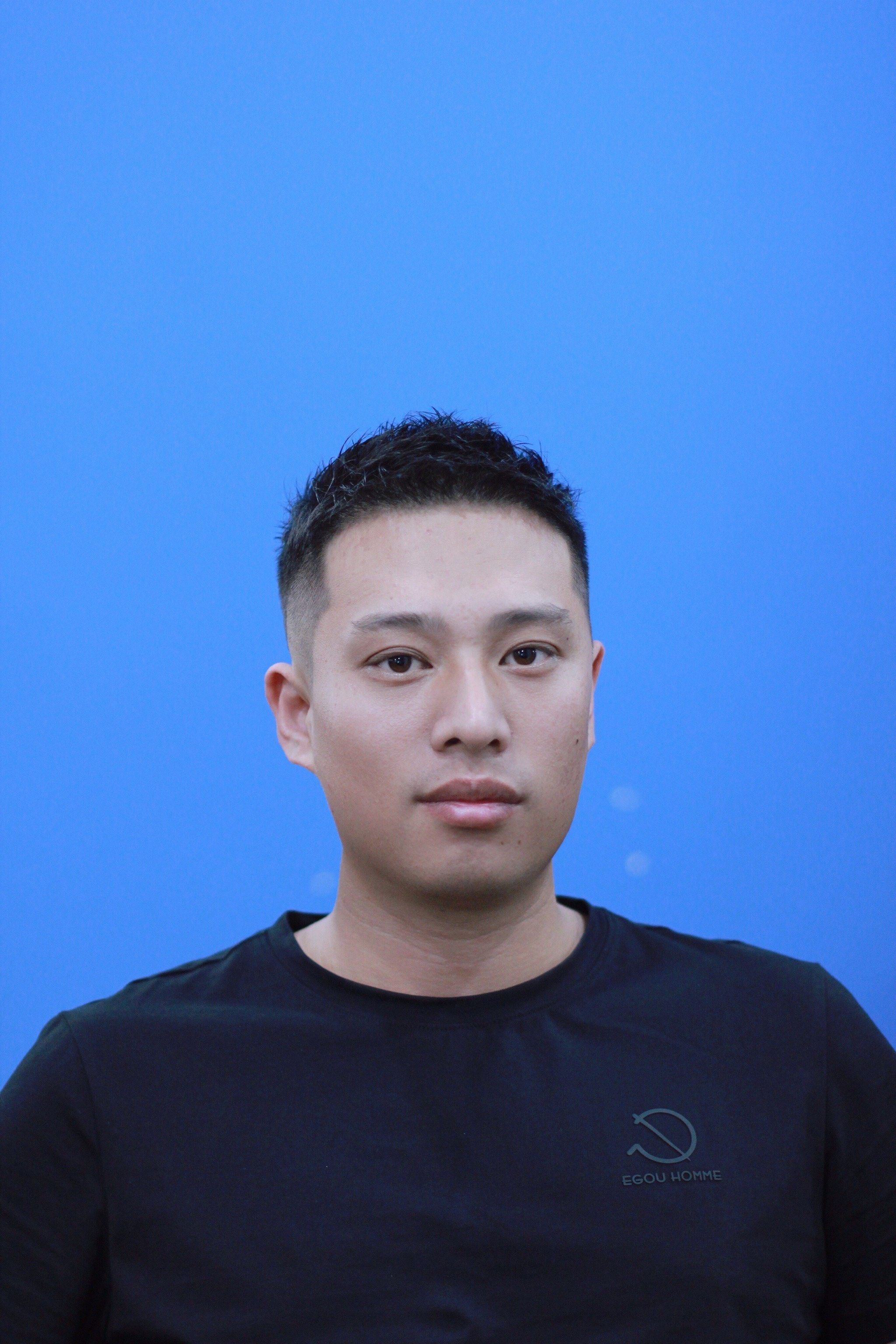 长脸圆脸的男生一定不要选择寸头如果脸型本来就长更是要避开寸头