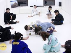 -菠萝格斗巴西柔术训练馆