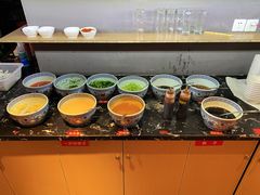 餐具摆设-牛满溢·自助潮汕鲜牛肉火锅(龙汇路店)