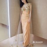 亲肤柔滑。肩部和飘袖上的立体造花非常修饰手臂