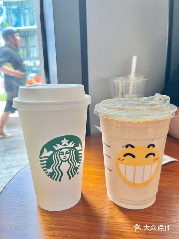 累了就去星巴克喝杯咖啡，人流也很多，坐滿了