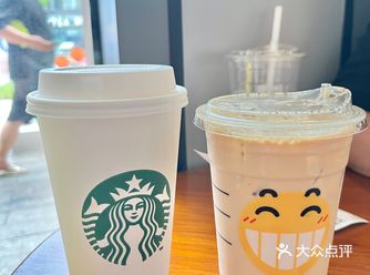 累了就去星巴克喝杯咖啡，人流也很多，坐滿了