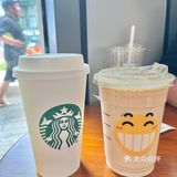 累了就去星巴克喝杯咖啡，人流也很多，坐滿了