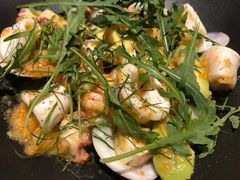 温热海鲜沙拉配牛油果-Mercato莫卡多露台餐厅与酒吧(K11店)