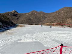 -采薇庄园四季滑雪场