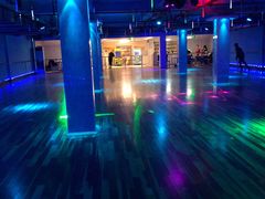 -奔马滚轴溜冰场