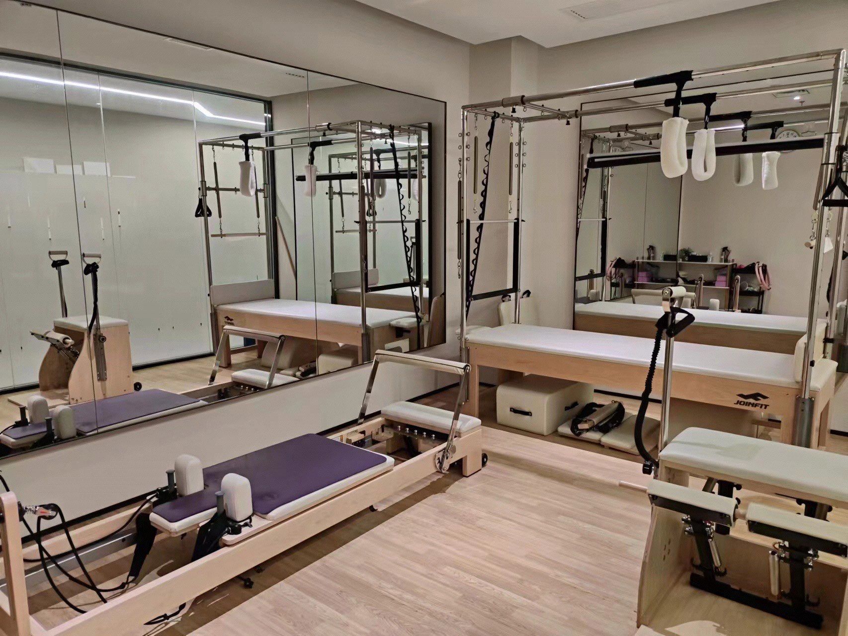 环境:现代简约风的超级馆工作室,白色系为