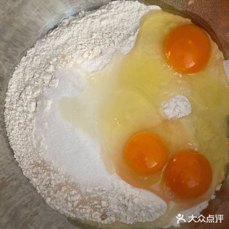 水可以替换成冰箱里冷藏过的牛奶，做面包最主要的是揉面