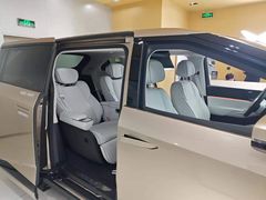 -小鹏汽车(上海静安大融城店)