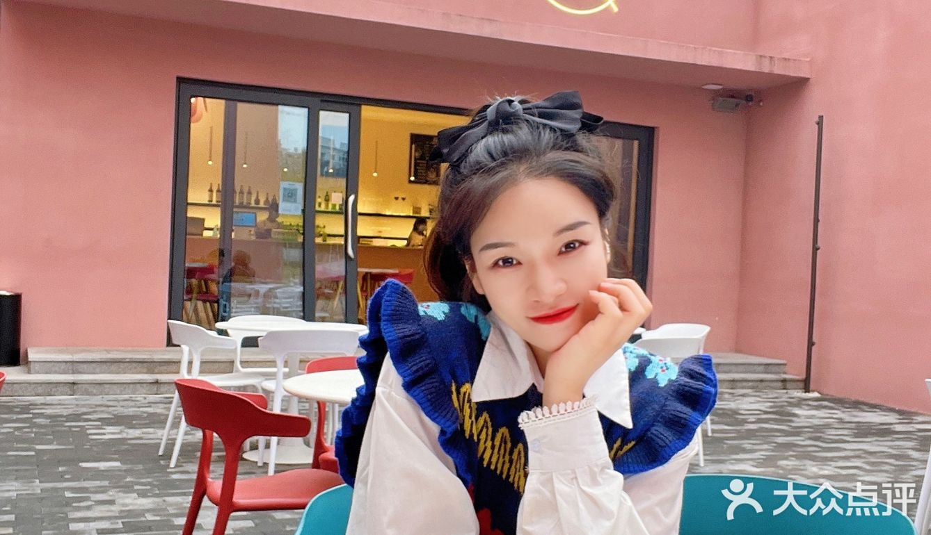 花海旁的咖啡馆