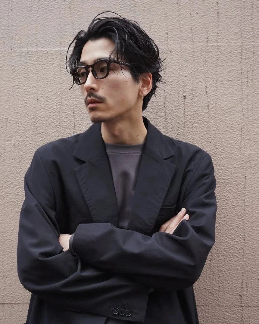 t自然卷曲与纹理感	•	发型的主要特点是自然卷曲和波浪感