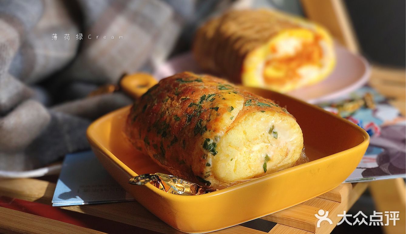 沙拉酱和肉松嵌在蛋糕卷里面