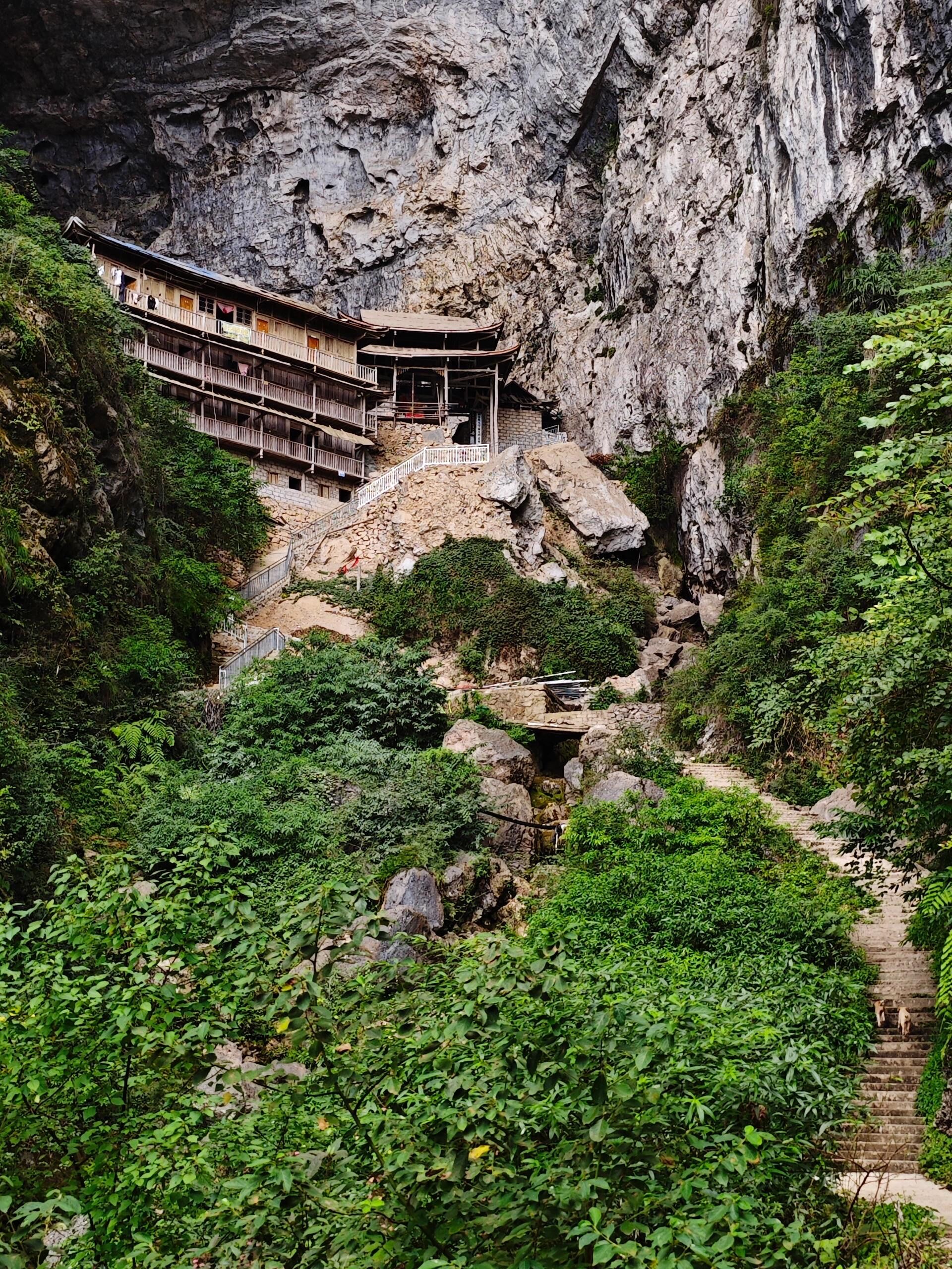 四川江油银光洞,崖壁上的千年道观