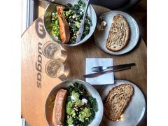 煎三文鱼牛油果色拉-Wagas沃歌斯(大学路店)