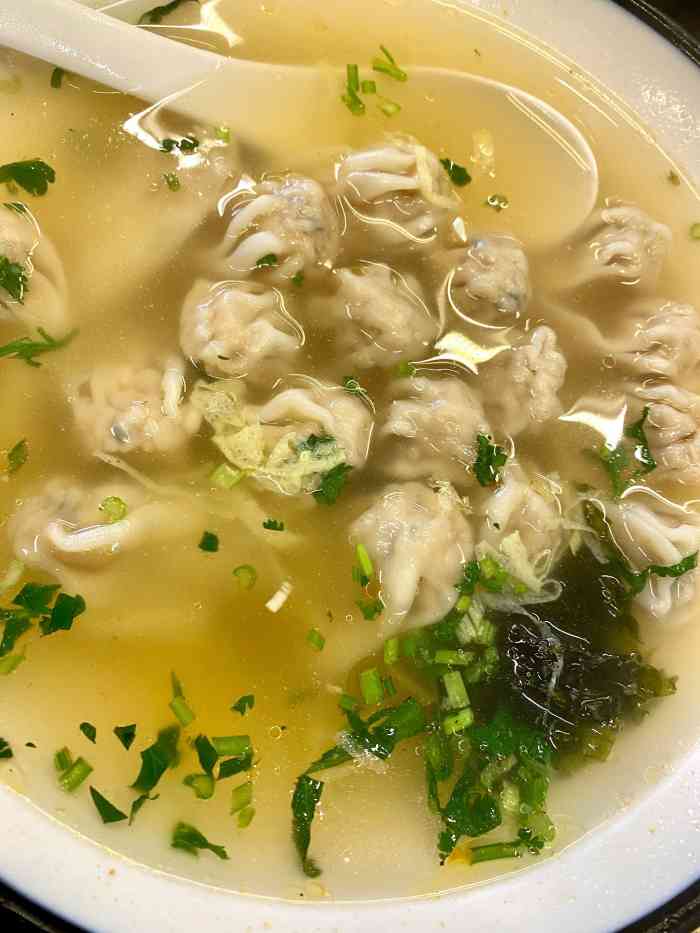 小倩倩馄饨(江西路店)-"环境一般,服务极差,要个烧饼得等二十分钟.