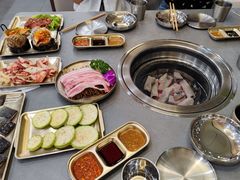 -围炉肉舍丹东海鲜烤肉·烤活鳗(步行街店)