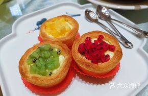 Golden High-Rise Fruit Tart