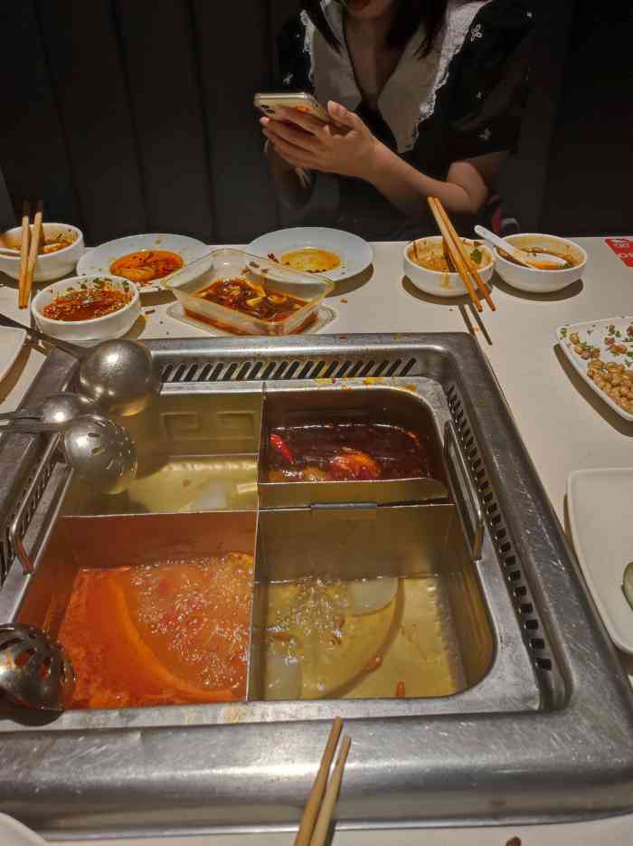 海底捞火锅(勒泰购物中心店)-"排队等餐的人那叫一个多,幸亏我们是早