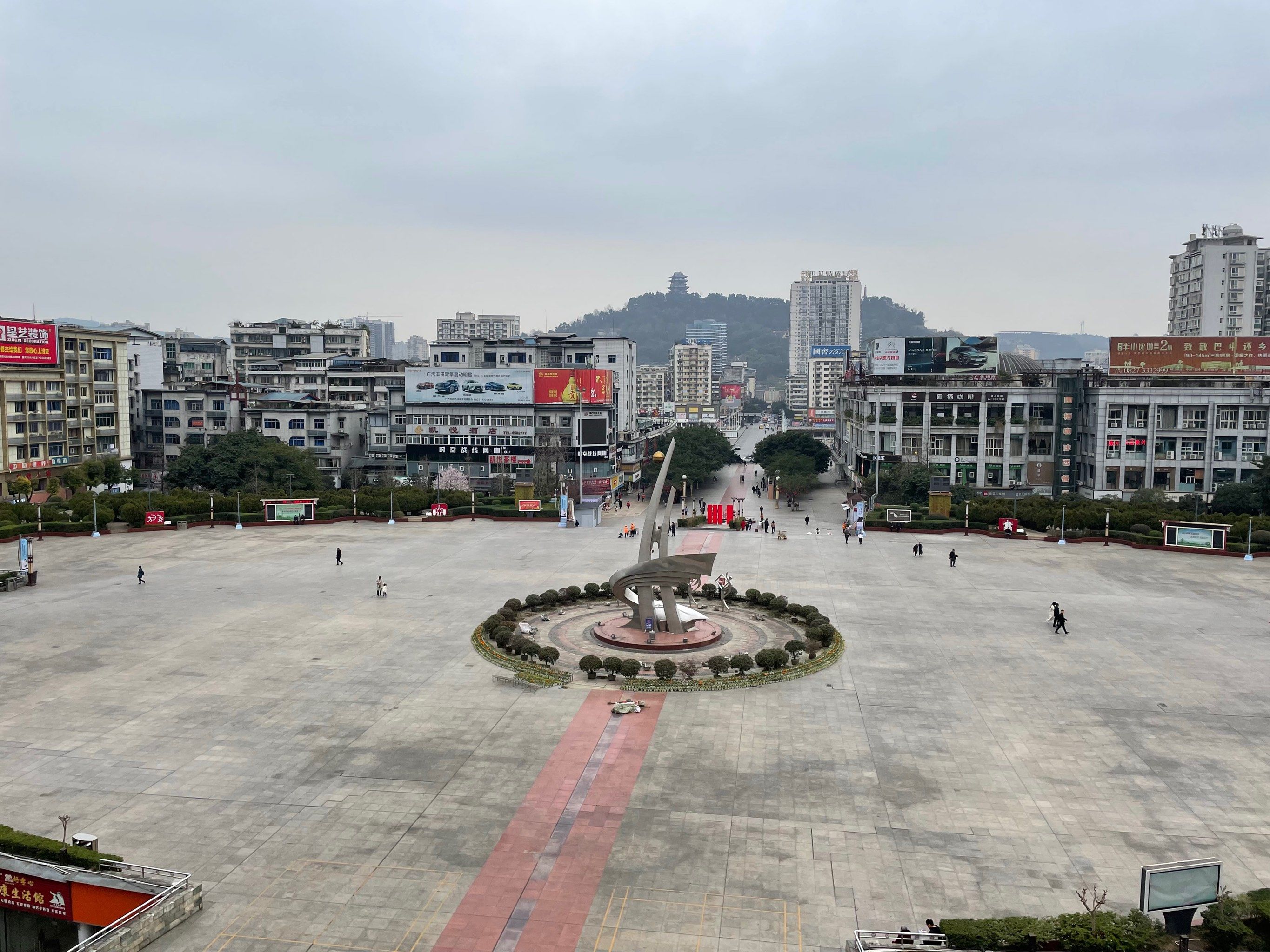 「巴人广场」巴中的特色广场,也是打卡必备的去处