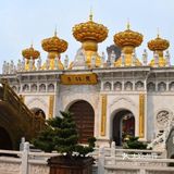 如今每天都有很多人来烧香拜佛。这里香火也很旺