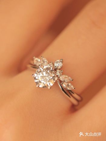 钻戒只有自己亲自挑选，试戴的你才知道它有多美