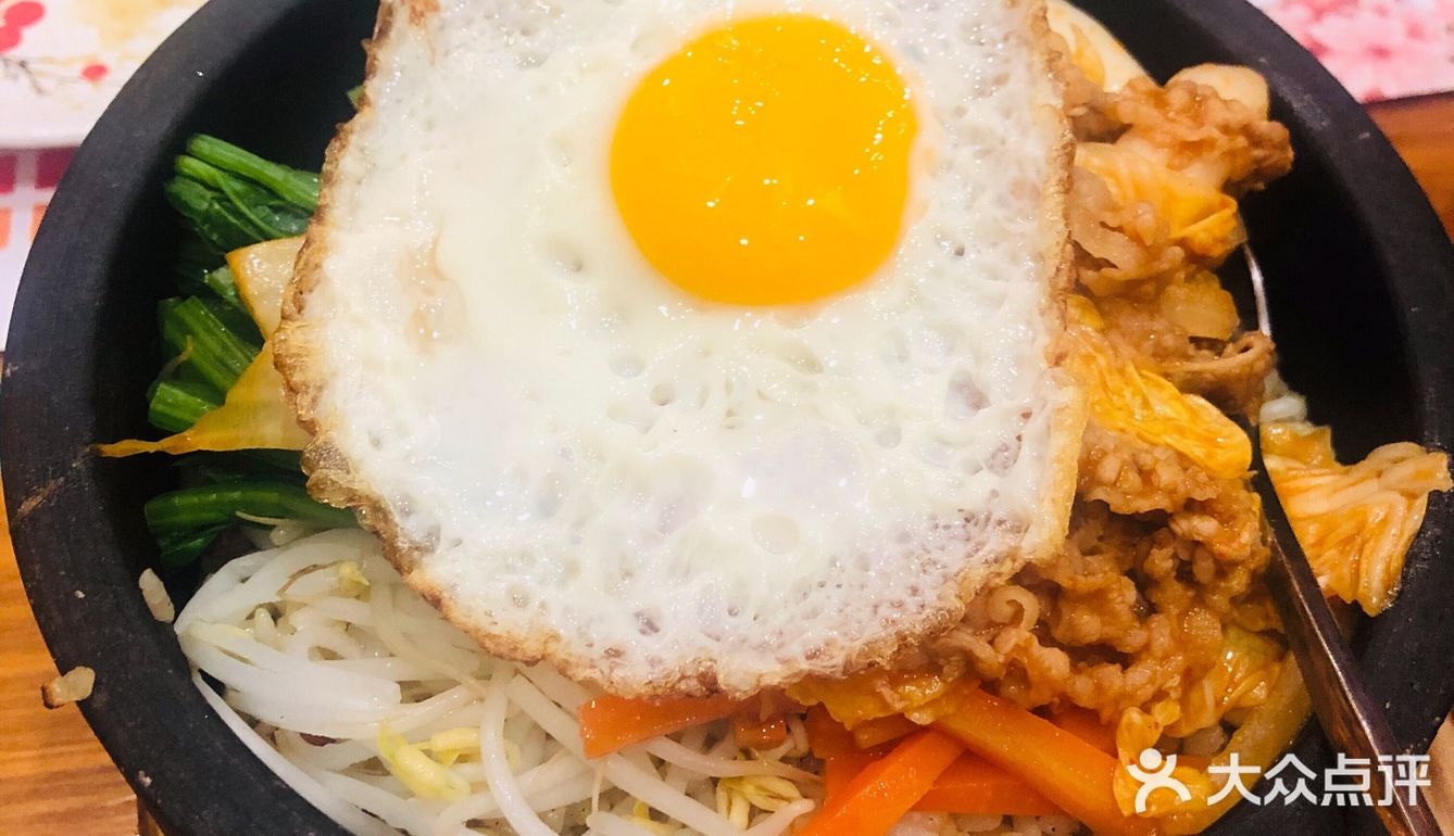 新开的寿司店，店铺环境很有氛围，位置很多，有卡座