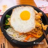 新开的寿司店，店铺环境很有氛围，位置很多，有卡座