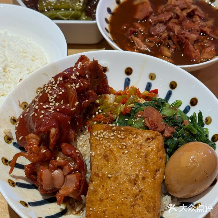 一口下去满满的胶原蛋白，拌米饭汤汁太鲜美了。