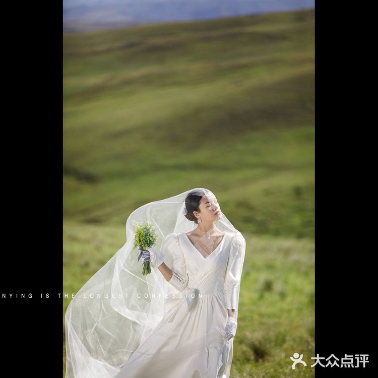 在广袤无垠的草原上来一组绝美婚纱照吧[加油]